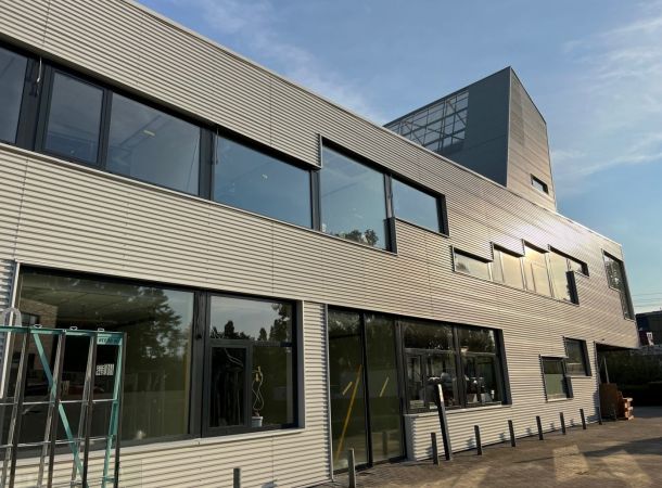 Toren met nieuwe metallic coating en roestwerende behandeling