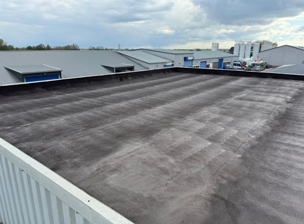 Waterdicht bitumen dak na behandeling met vloeibare coating