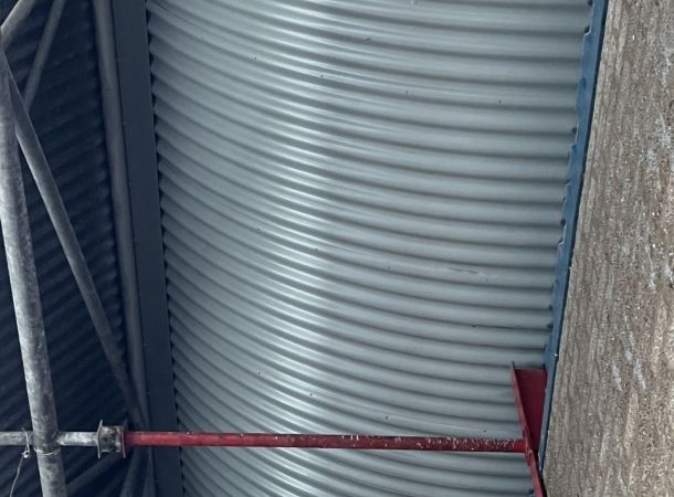 Close-up van herstelde stalen overstekken met beschermende coating