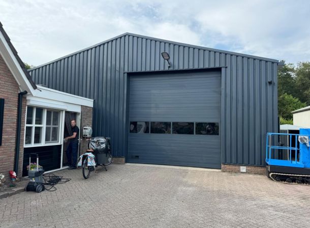 Representatieve voorzijde hal na gevelrenovatie