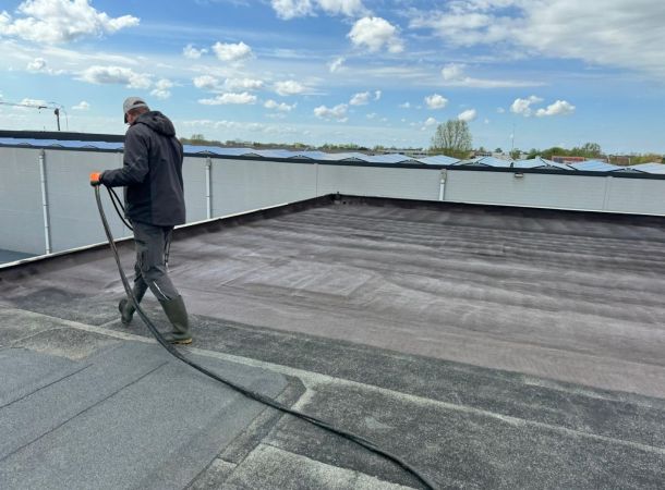 Aanbrengen van vloeibare dakbedekking op bestaand dak