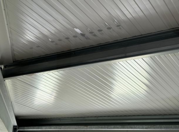 Herstelwerkzaamheden aan metalen dakpanelen