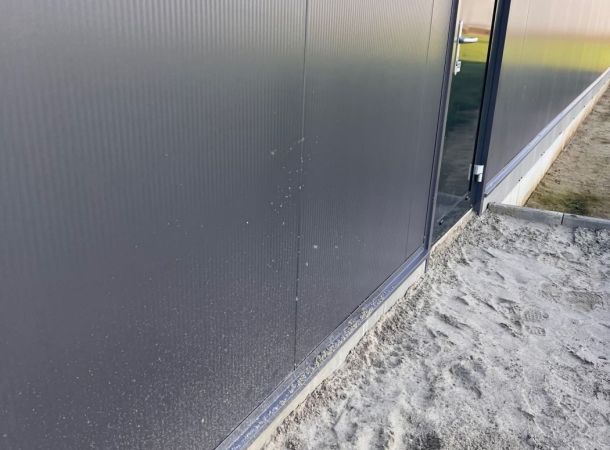 Schadeherstel aan microrib sandwichpanelen met Colorcoat Prisma afwerking