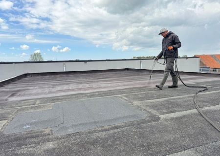 Vloeibare dakbedekking op bitumen dak in Spijkenisse