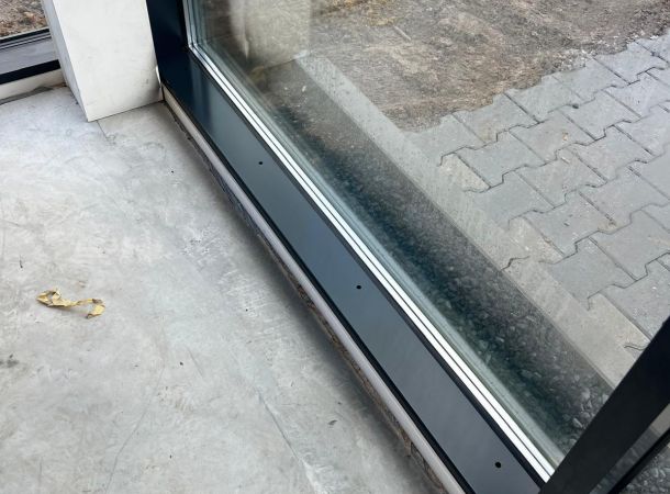 Kozijn voorbereid op spuitwerk na schadeherstel