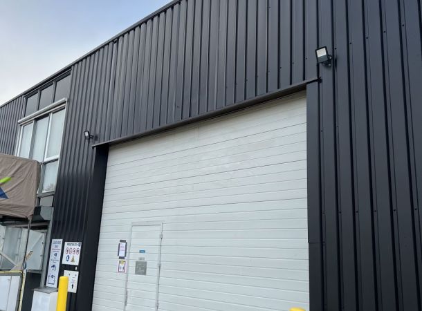 Detail van kleurherstel op gevelbeplating met speciaal spuitwerk
