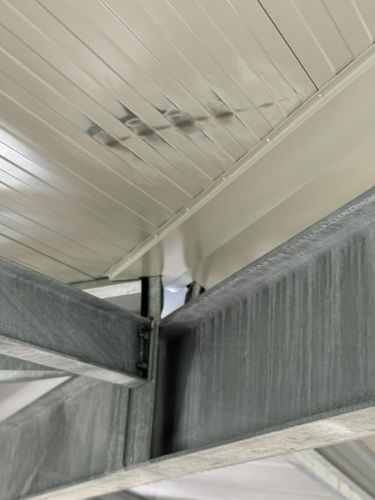 Schades aan dakpanelen hersteld in Den Helder