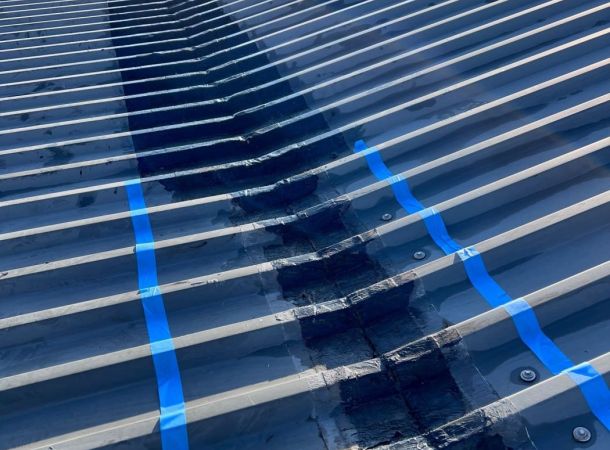 Vervanging van lekkende schroeven op dak in Zuidland