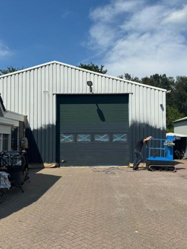 Damwand voorzijde hal overgespoten in Rijssen