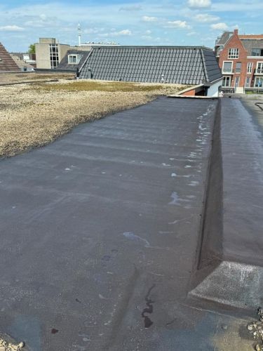 Deel lekkend dak behandeld met vloeibaar rubber Rijssen