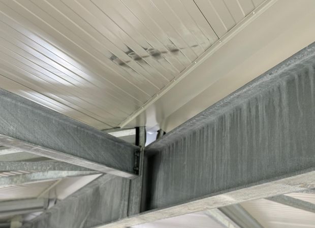 Schades aan dakpanelen hersteld in Den Helder