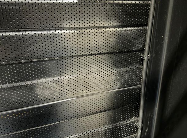 Hersteld geperforeerd paneel na spuitwerk in originele kleur