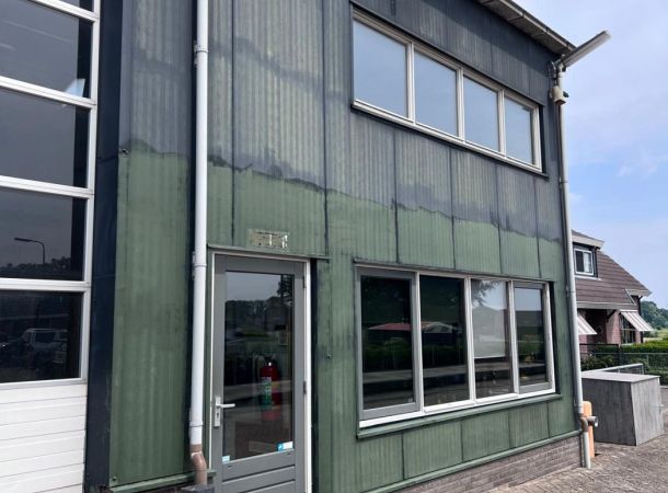 Gevelbekleding bedrijfspand in Achterberg vóór renovatie