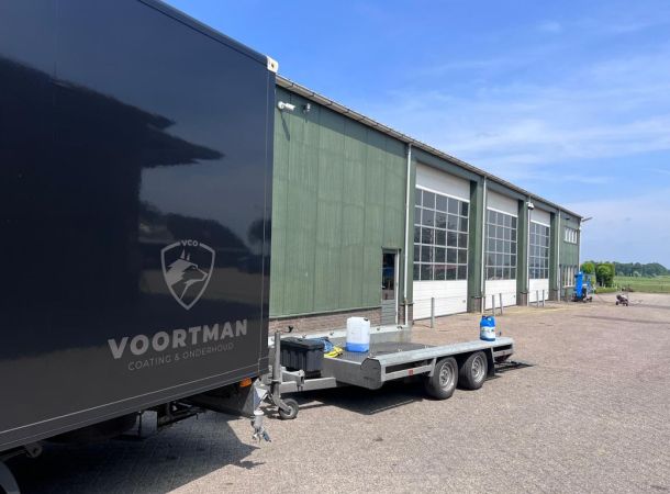 Spuitwerk gevelbekleding met hoogwerker in Achterberg