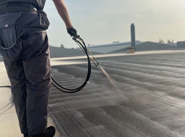 Voortman Coating & Onderhoud is gespecialiseerd in vloeibare dakbedekking en afdichtingen, gevelcoatings en schadeherstel van sandwichpanelen en profielen.