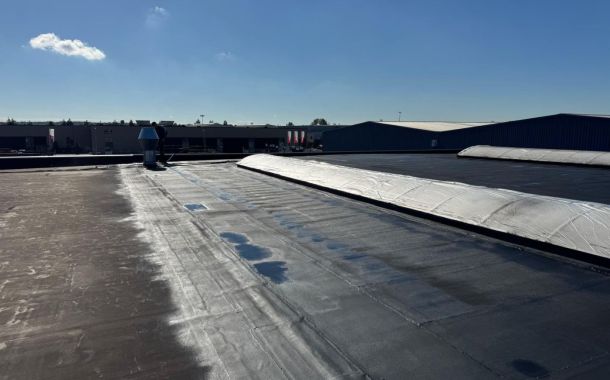 Oud bitumen dak gerenoveerd met vloeibaar rubber in Rijssen