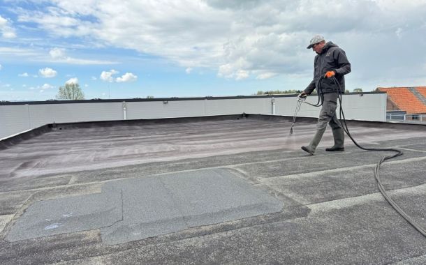 Vloeibare dakbedekking op bitumen dak in Spijkenisse