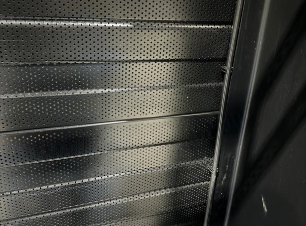 Uitdeuken en herstellen van geperforeerde binnendozen