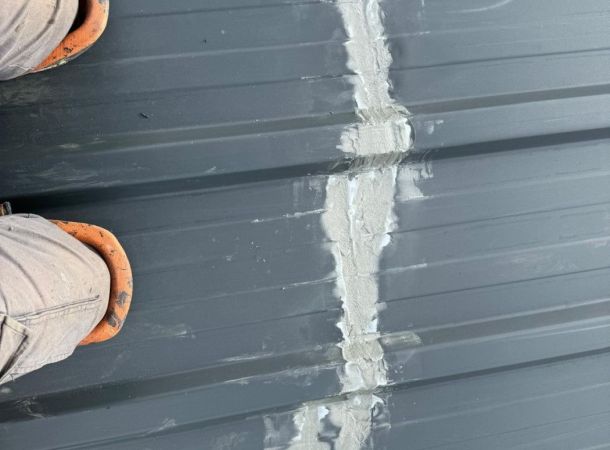 Detail van deuk in metalen dakpaneel