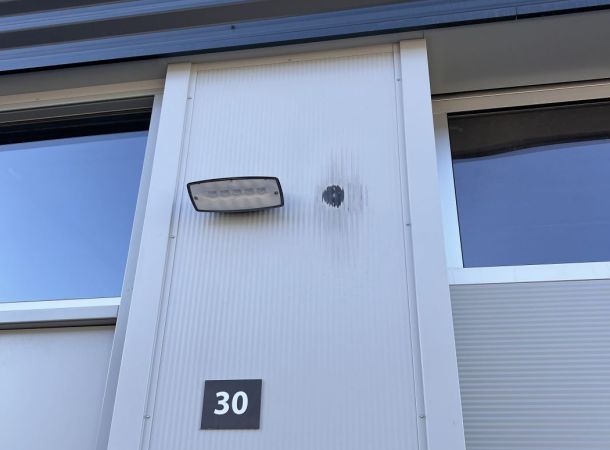 Vloeibare dakcoating, dakcoating, dak lek, dak repareren, liquid rubber, Remmers Pureactive, Siliconen coatings, dak overspuiten, lekkage goot verhelpen, lekkage tussengoot herstellen schade aan Hardeman panelen,schade aan arcelor Mittal panelen, aanrijdschade pand, schade aan paneel, aanhangerschade, schade door gaatjes reclame, gaatjes in beplating repareren, fassade schade, schade koelcellen, schade sectionaalpoort repareren,reparatie buitenwand, schadegeval aan deuren, schadegeval aan beplating,kleurstiften Kingspan, kleurstiften Falk, kleurstifen SAB, schade dakpaneel, schade dakelementen, kraasen op gevelelementen, herstel dak of gevelelementen, vervangen van dakelementen, vervangen van gevelelementen,schade Joris Ide panele, schade Kingspan panelen, schade Rex panelen, fassadenreperatur aanrijdingsschade geisoleerde sandwichelementen, opknappen van bedrijfsgebouw.schade aan isocab panelen, schade aan koelceldeuren, schade op druipluist, krassen aluminium vensterbank, deuken in aluminium boei, panel repair,schades in poedercoat lakken, hestel van geveldelen, herstel van zetwerkprofielen, herstel van deuken in wanden, herstel van aluminium puien en deuren, overspuiten bedrijfsdeuren, overspuiten loopdeuren, schilderen beplating, schilderen dakbeplating, schilderen gevel bedrijfshal, overspuiten dakbedekking, overspuiten lichtstraat, woning laten overschilderen, woning wit maken, dakpaneen overspuiten, dakpannen schilderen, inbraak schade winkel, overschilderen bedrijfspand, schadeherstel VVE, schade aan, advies schadeherstel, advies schade aan isopanelen, schade aan geisoleerde panelen, schade aan sandwichpaneel, schadeherstel bedrijfspand, schade sandwichplaten, opkuisen gevels bedrijfspand, verzorgen van lakstiften in kleur beplating, Schade aan alu kozijnen, schade aan bedrijfsdeur, deuk in bedrijfsdeur, kras op paneel Kingspan, kras op geisoleerd paneel, krassen op dakbeplating, verkleuring gevelpanelen, loslatende delen plastisol, schadeherstel aan isopanelen, repareren deuk sandwichpaneel, herstel van sandwichpaneel, vervangen van isopanelen, vervangen van zetwerken, vervangen van zetwerken, vervangen van deurlijsten beplating, deuk aan plaatwerk, vervangen van dakplaten, herstel plaatwerk gevel, uitdeuken sandwichpanelen, bobbels in panelen, schade aan Kingspan panelen, schade aan Joris Ide panelen, schade gevelbeplating, aanrijdingsschade,Schlagwörter Hardeman-Plattenschaden, arcelor Mittal-Plattenschaden, Kollisionsschaden Gebäude, Plattenschaden, Anhängerschaden, Reklamelochschaden, Blechlöcher reparieren, Fassadenschaden, Kühlhausschaden, Sektionaltorschaden reparieren, Außenwand reparieren, Schadensfall an Türen, Schadensfall an Fassaden, Kingspan Farbmarker, Falk Farbmarker, SAB Farbmarker, Dachplattenschaden, Dachelementschaden, Kratzer an Fassadenelementen, Dach- oder Fassadenelementreparatur, Austausch von Dachelementen, Austausch von Fassadenelementen, Schäden an Joris Ide-Platten, Schäden an Kingspan-Platten, Schäden an Rex-Platten, Reparatur von Sandwichelementen an isolierten Fassaden,Einbruchspuren,Kratzer,Dellen,Reparaturlackierungen von: Fassadenelementen, Fenstern, Türen, Zaunanlagen, Toren, Treppen, Geländern u.v.m aber auch Umlackierungenoder farbliche AngleichungenSanierung von Geschäftsgebäuden,Reparatur / Sanierung von Fassaden-ISO-Paneelen.Schäden an Isocab-Platten, Schäden an Kühlhaustüren, Schäden an heruntertropfenden Flusen, Kratzer auf der Aluminium-Fensterbank, Dellen in der Aluminiumboje, Platte Reparatur, Schäden an Pulverbeschichtungsfarben, Reparatur von Fassadenteilen, Reparatur von Kehlprofilen, Reparatur von Dellen in Wänden, Restaurierung von Aluminiumfassaden u Türen, Firmentüren neu lackieren, Schlupftüren neu streichen, Verkleidung streichen, Dachverkleidung streichen, Fassade der Geschäftshalle streichen, Dacheindeckung neu streichen, Dachfenster neu streichen, Haus neu streichen, Haus bleichen, Dachziegel neu streichen, Dachziegel streichen, Werkstatt für Einbruchdiebstahl, Geschäft neu streichen Gebäudeschadenbeseitigung VVE, Schadensanierung, Schadensanierung Beratung, Beratung Schaden an Isopaneelen, Schaden an Isolierpaneelen, Baulackierung, Schaden an Sandwichpaneel, Schadensanierung Geschäftsräume, Fassaden doktor, Schaden Sandwichplatten, Reinigung der Fassaden von Geschäftsräumen, Pflege von Lackstiften Farbbeschichtung, Beschädigung von Aluminiumfensterrahmen, Beschädigung von Firmentür, Delle in Firmentür, Kratzer auf Kingspan-Platte, Kratzer auf Isolierplatte, Kratzer auf Dachverkleidung, Verfärbung von Fassadenplatten, Abblättern von Plastisolteilen, Schadensreparatur an Isoplatten, Reparatur Ausbeulen von Sandwichpaneelen, Reparatur von Sandwichpaneelen, Austausch von Isopaneelen, Austausch von Abdeckblechen, Austausch von Abdeckblechen, Austausch von verkleideten Türrahmen Dellen im Blech, Austausch von Dachblechen, Reparatur von Blechfassaden, Ausbeulen von Sandwichplatten, Beulen in Platten, Beschädigung von Kingspan-Platten, Beschädigung von Joris Ide-Platten, Beschädigung von Seitenverkleidungen, Kollisionsschäden,Palabras clave daños en paneles Hardeman, daños en paneles de Arcelor Mittal, daños por colisión en edificios, daños en paneles, daños en remolques, daños por agujeros publicitarios, reparación de agujeros en revestimientos, daños en fachadas, daños en cámaras frigoríficas, reparación de daños en puertas seccionales, reparación de paredes exteriores, caso de daños en puertas, caso de daños en revestimientos, marcadores de color Kingspan, marcadores de color Falk, damage to arcelor Mittal panels, collision damage building, damage to panel, trailer damage, damage due to advertising holes, repair holes in plating, facade damage, damage cold stores, repair sectional door damage, repair outer wall, damage case to doors, damage case to plating, Kingspan color markers, Falk color markers, SAB color markers, roof panel damage, roof elements damage, scratches on facade elements, roof or facade elements repair, replacement of roof elements, facade elements damage, Joris Ide panele, damage Kingspan panels, Rex panels damage, insulated facade repair sandwich elements, refurbishing commercial building. damage to isocab panels, damage to cold store doors, damage to dripping fluff, scratches on aluminum windowsill, dents in aluminum buoy, panel repair, damage in powder coat paints, repair of facade parts, repair of flashing profiles, repair of dents in walls, restoration of aluminum facades and doors, refinishing company doors, repainting wicket doors, painting cladding, painting roof cladding, painting facade of business hall, repainting roof covering, repainting rooflight, repainting house, making house white, repainting roof tiles, painting roof tiles, burglary damage shop, repainting business premises, damage repair VVE, damage to , damage repair advice, advice damage to iso panels, damage to insulated panels, damage to sandwich panel, damage repair business premises, damage sandwich plates, cleaning facades of business premises, taking care of paint sticks in color plating, damage to aluminum window frames, damage to company door, dent in company door, scratch on Kingspan panel, scratch on insulated panel, scratches on roof cladding, discoloration of facade panels, peeling plastisol parts, damage repair to iso panels, repair of dent sandwich panel, repair of sandwich panel, replacement of iso panels, replacement of flashings, replacement of flashings, replacement of clad door frames ing, dent in sheet metal, replacement of roof sheets, repair sheet metal facade, dent out sandwich panels, bumps in panels, damage to Kingspan panels, damage to Joris Ide panels, damage siding, collision damage,