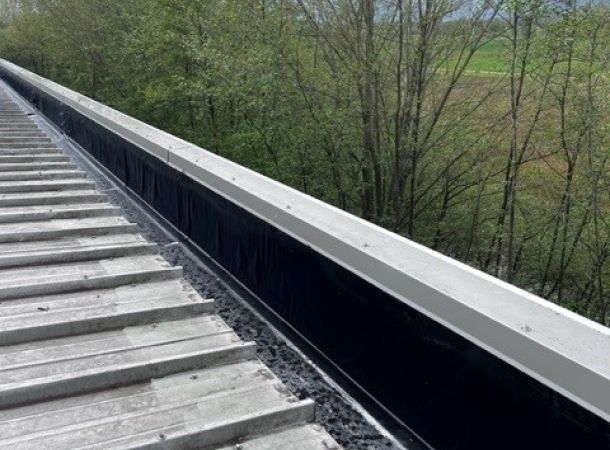 Naadloze Liquid Rubber coating aangebracht op EPDM en staal voor waterdichtheid