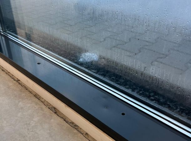 Hersteld en strak afgewerkt kozijn na behandeling